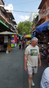 A great white circles to attack a vendor's tangerines